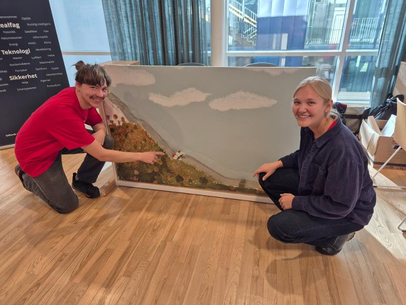 geologistudenter og fjellmodell.jpg